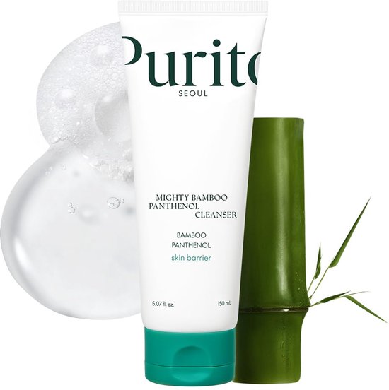 Een witte Purito reinigingsmiddel tube met groene dop, naast een stuk bamboe, met transparante vloeistof en schuim.
