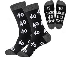 SilverAndCoco - 40 Jaar Sokken / Gekke Vrolijke Foute Kleding / Leuke Grappige Dikke Warme Socks / Verjaardag Geschenk Sok Outfit Katoen / Vrouw Man Sinterklaas Schoen Kerst Cadeau met Tekst - Veertig Versiering Happy Birthday