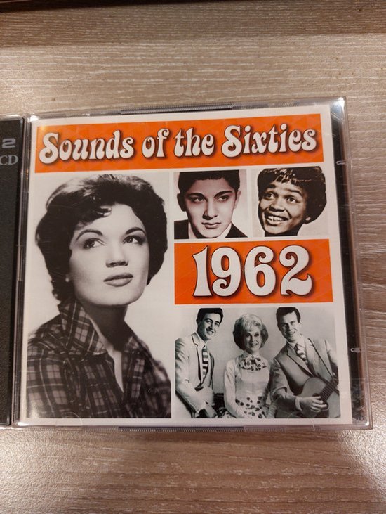 Sounds of the Sixties 1962 CD hoes met portretten van verschillende artiesten uit de jaren 60.