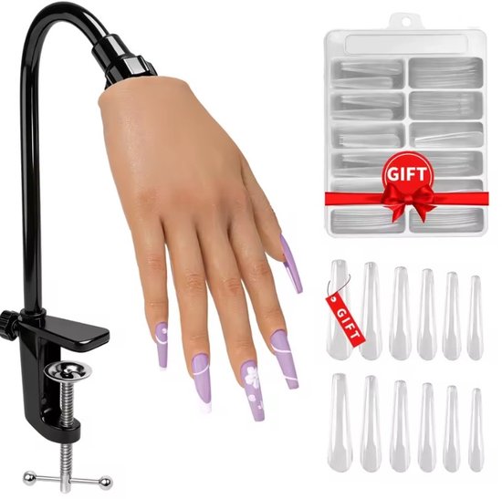 Main d'entraînement aux ongles violets avec décoration florale blanche, à côté d'un set de faux ongles et d'un bras flexible.