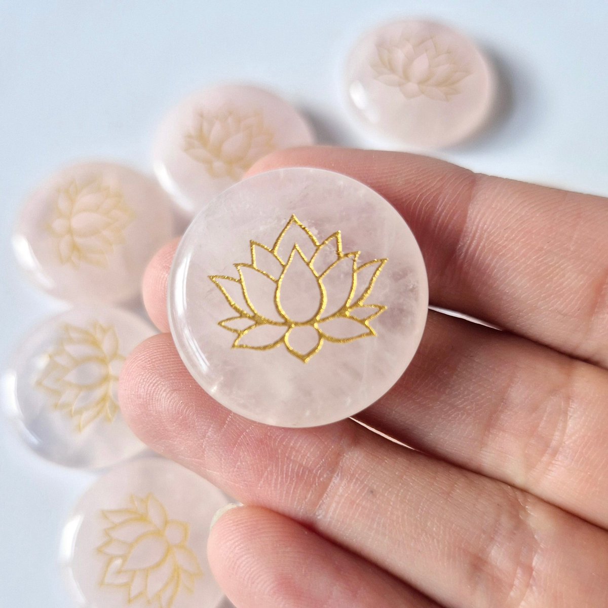 Edelsteen Rozenkwarts schijf 2,5cm met Lotus symbool – Zaksteen worry stone