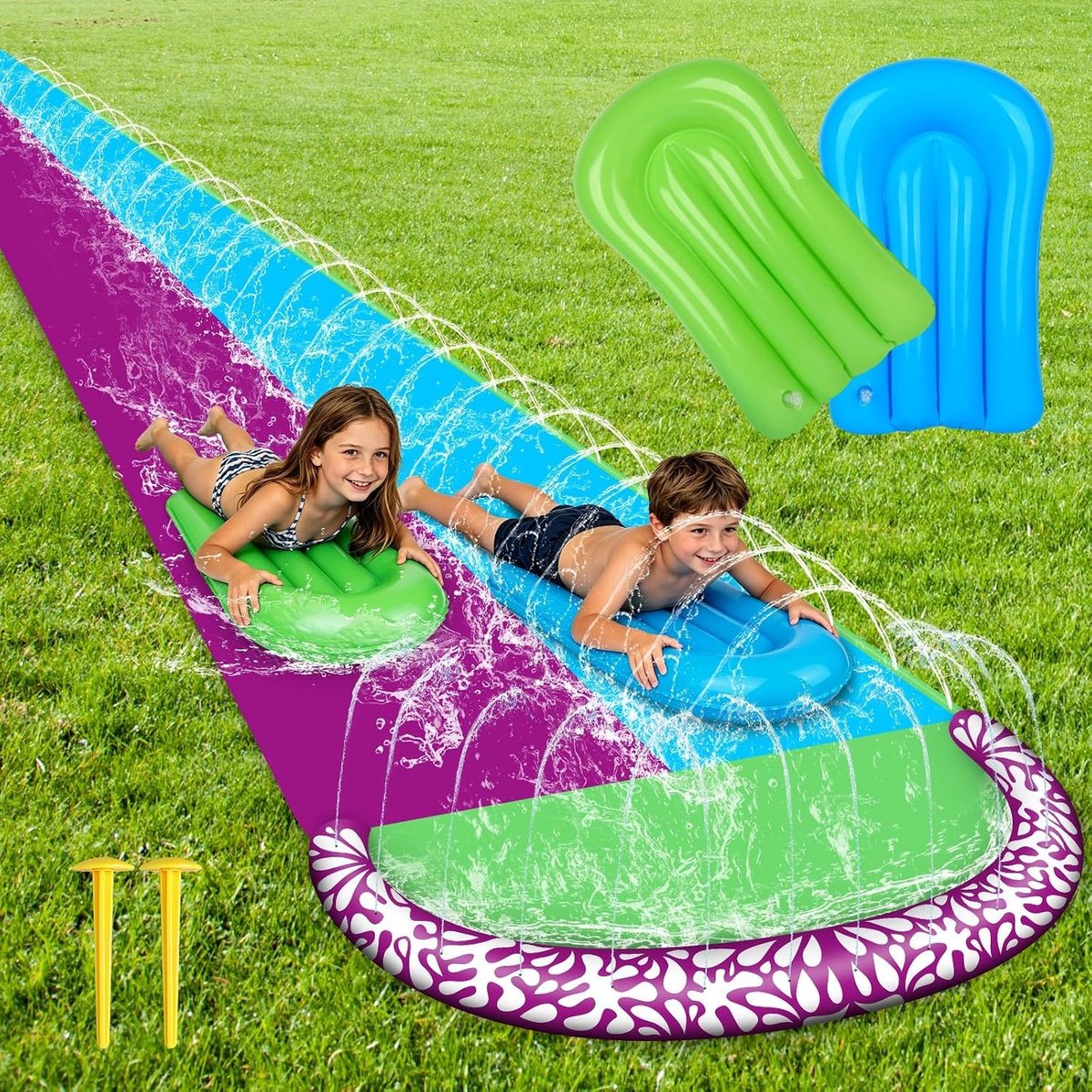 Waterglijbaan voor Kinderen 610x240cm met 2 Bodyboards, Dubbele Glijbaan en Ingebouwde Sprinkler, Perfect voor Zomerplezier in Tuinen en Buitenruimtes