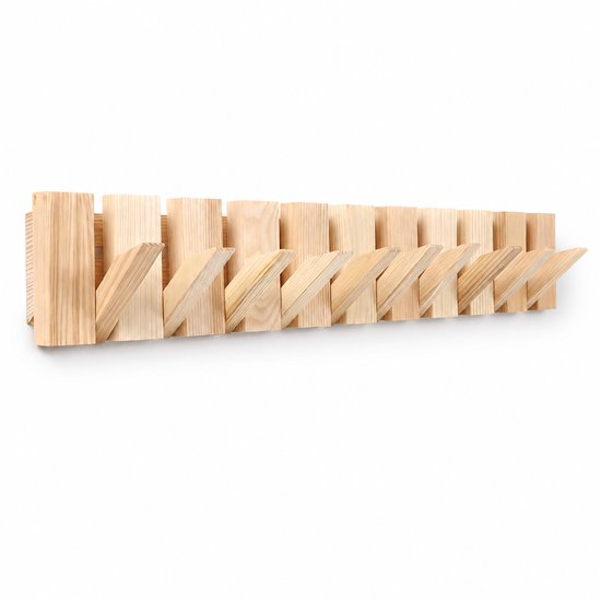 Een lange houten kapstok met 10 schuine haken, op een witte achtergrond.