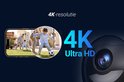 4K Ultra HD weergave van een gezin dat voetbal speelt, gefilmd door een beveiligingscamera.