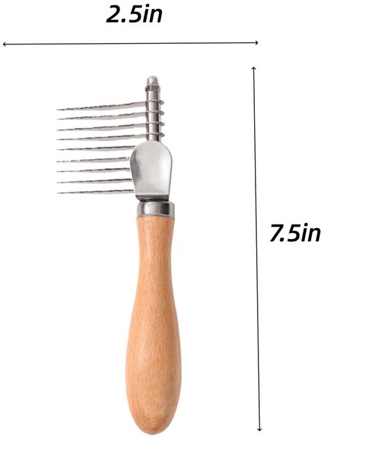Hondenborstel met houten handvat en roestvrijstalen tanden, 7,5 inch lang en 2,5 inch breed.