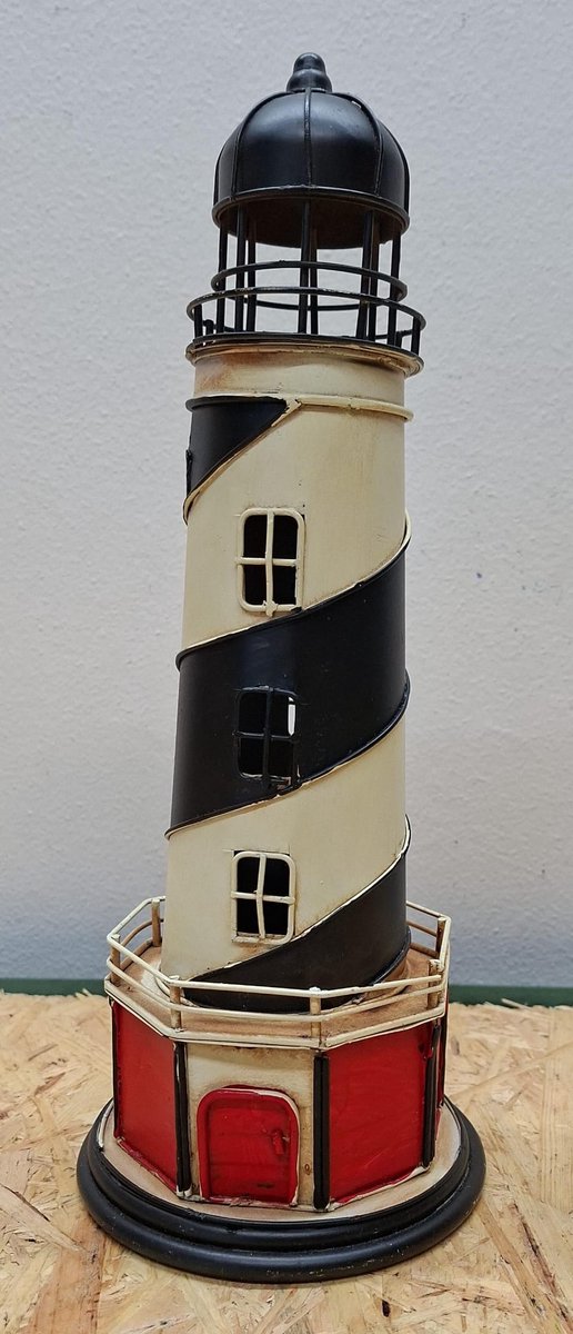 Metalen Vuurtoren Beeld - Nautische Woondecoratie - Maritiem Decoratie Beeldje - Metaal - 33 cm - Zwart, Wit & Rood