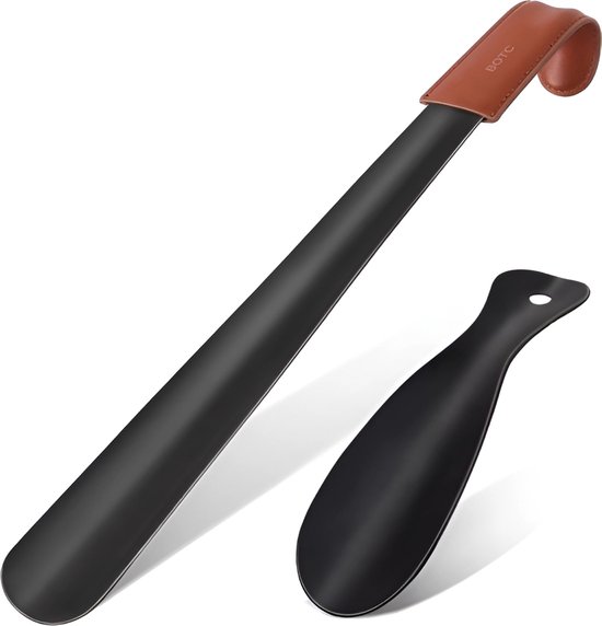 Zwarte roestvrijstalen schoenlepel met bruine leren lus, naast een kortere zwarte schoenlepel.