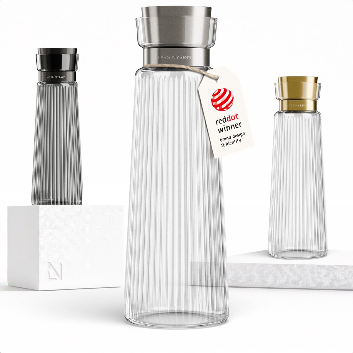 LARS NYSØM Bækvand Waterkaraf 1,5L met Roestvrijstalen Deksel & Zeef - Elegante Glazen Karaf & Schenkkan voor Sap, Thee & Limonade - Vaatwasmachinebestendig (Pure/Stainless Steel)