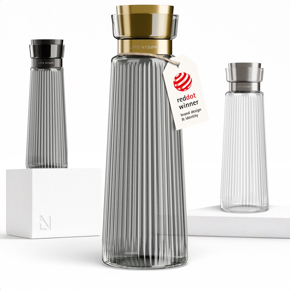 LARS NYSØM Bækvand Waterkaraf 1,5L met Roestvrijstalen Deksel & Zeef - Elegante Glazen Karaf & Schenkkan voor Sap, Thee & Limonade - Vaatwasmachinebestendig (Graphite/Brushed Gold)