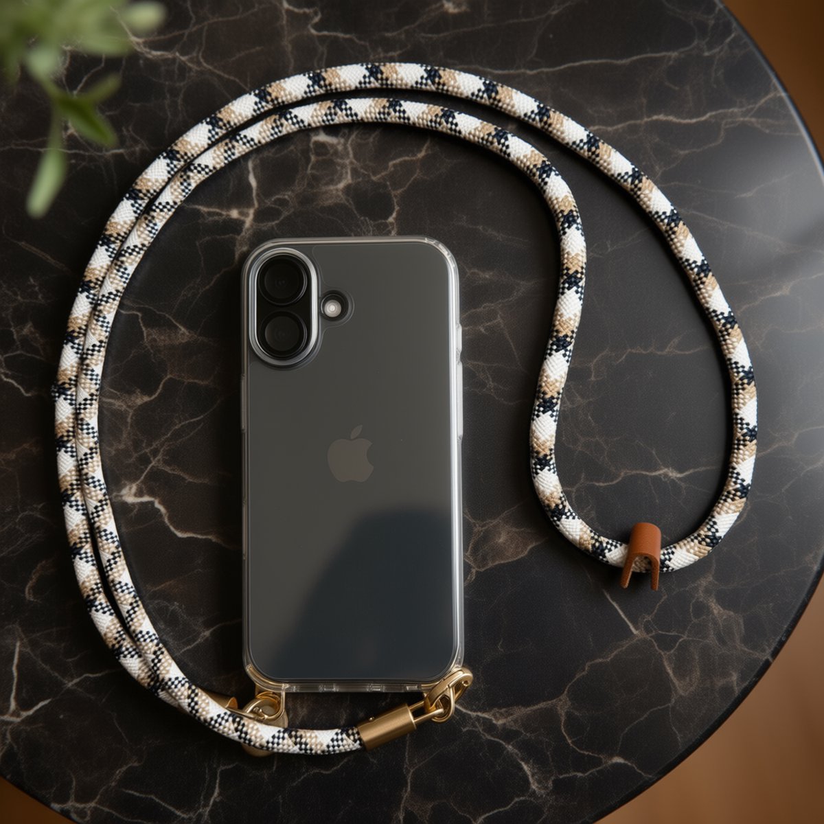 iPhone 17 Hoesje met Luxe Telefoonkoord – Transparante Case met Crossbody Lanyard – Fashion Telefoonkoord Dames – Dubbele Gouden Bevestiging – Inclusief A