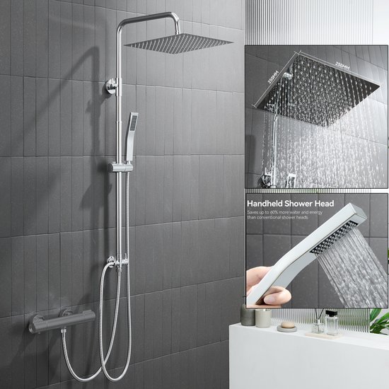 Chromen douchesysteem met vierkante regendouche en handdouche, met illustraties van afmetingen en waterbesparende handdouche.