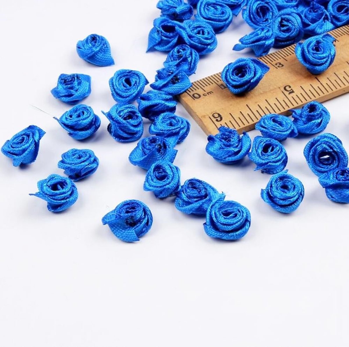 Dailygoods- Kunstbloemen 100 Stuks - Mini-Rozenknoppen - Polyester - Decoratieve Rozen - Knutseltoepassingen - Elegant en Natuurlijk - Neprozen