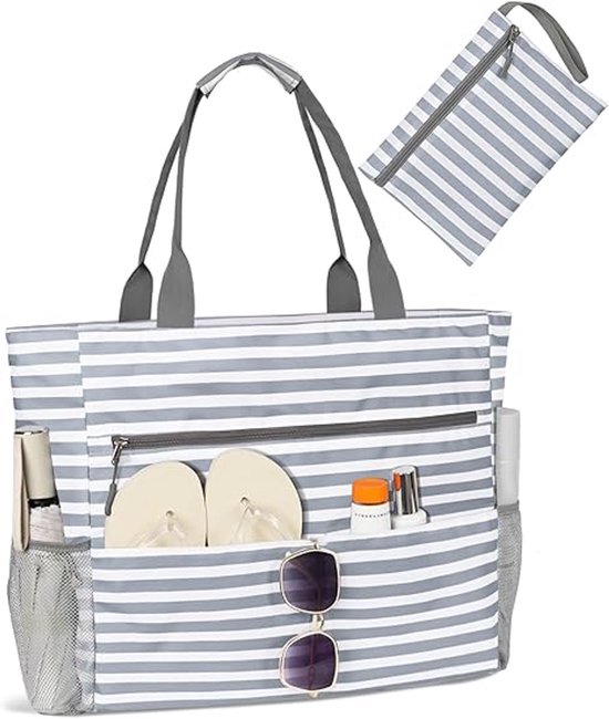 Sac de plage rayé avec des poches contenant des tongs, de la crème solaire, des lunettes de soleil et une pochette assortie.