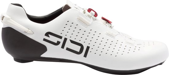 Buitenzijde van een witte Sidi wielrenschoen met opvallend zwart Sidi-logo en rode sluitingen.