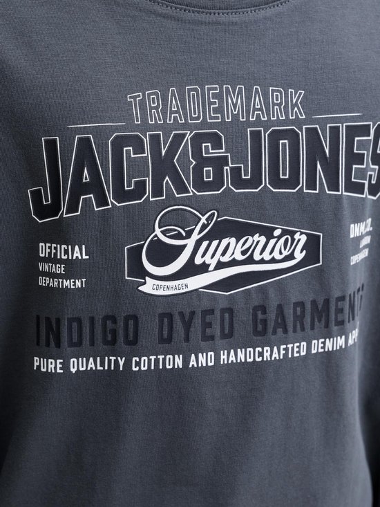 Close-up van donkergrijs T-shirt met "JACK&JONES Superior Indigo Dyed Garments" print.
