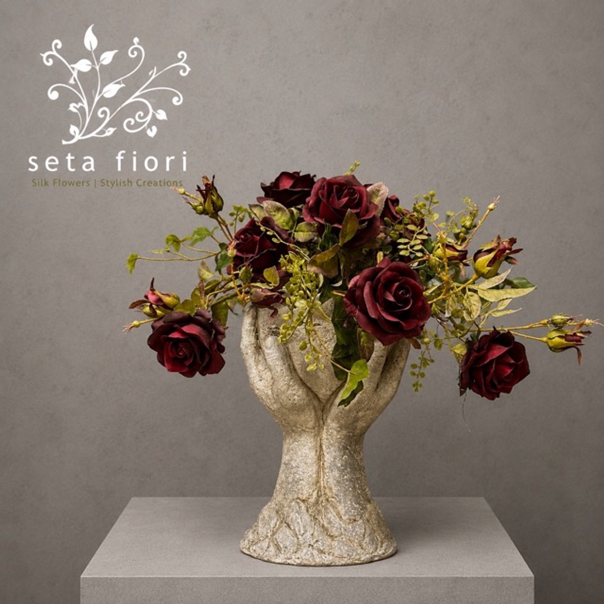 Seta Fiori Kunstbloemen - hart op handen gedragen - rode rozen - 50cm beton grijs en rood