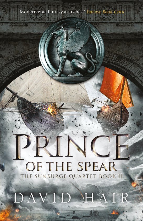 Boekomslag van Prince of the Spear, met twee brandende schepen onder een griphoorn-embleem, met de tekst 'Modern epic fantasy at its best' en 'PRINCE OF THE SPEAR'.