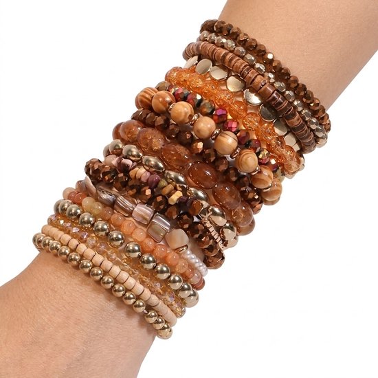 Ensemble de 18 bracelets à perles marron, beige et dorées avec des perles facettées et des perles aspect pierre naturelle.
