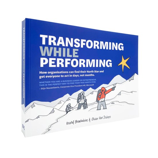 Boek "TRANSFORMING WHILE PERFORMING" in een hoek, met blauwe omslag en illustratie van klimmers.