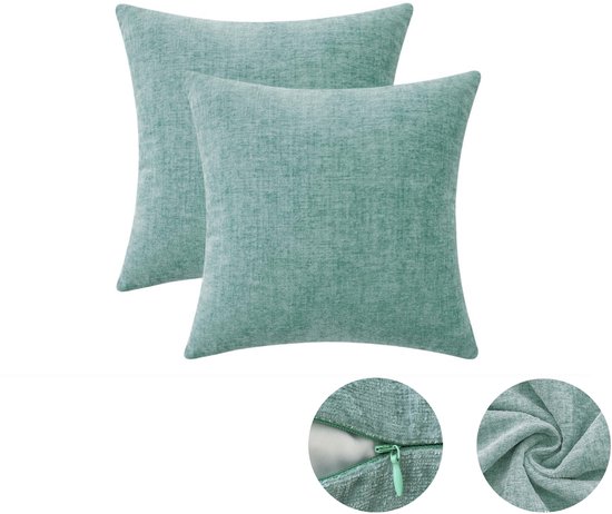 Deux housses de coussin carrées vert pâle en tissu chenille, avec incrustations montrant un détail de la texture du tissu et une fermeture éclair.