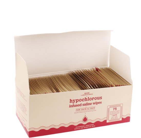 Een open doos gevuld met 75 individueel verpakte hypo-chloorzuur doekjes voor huid en gezicht.
