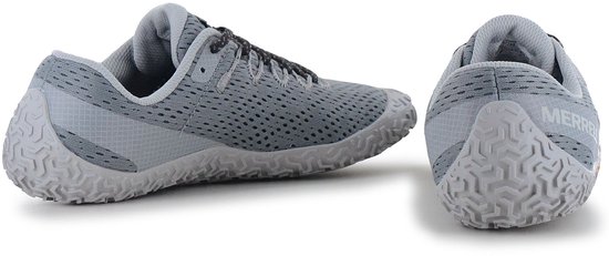 Grijze Merrell Vapor Glove 6 schoenen, kijkend van de zijkant en achterkant. Mesh-materiaal.