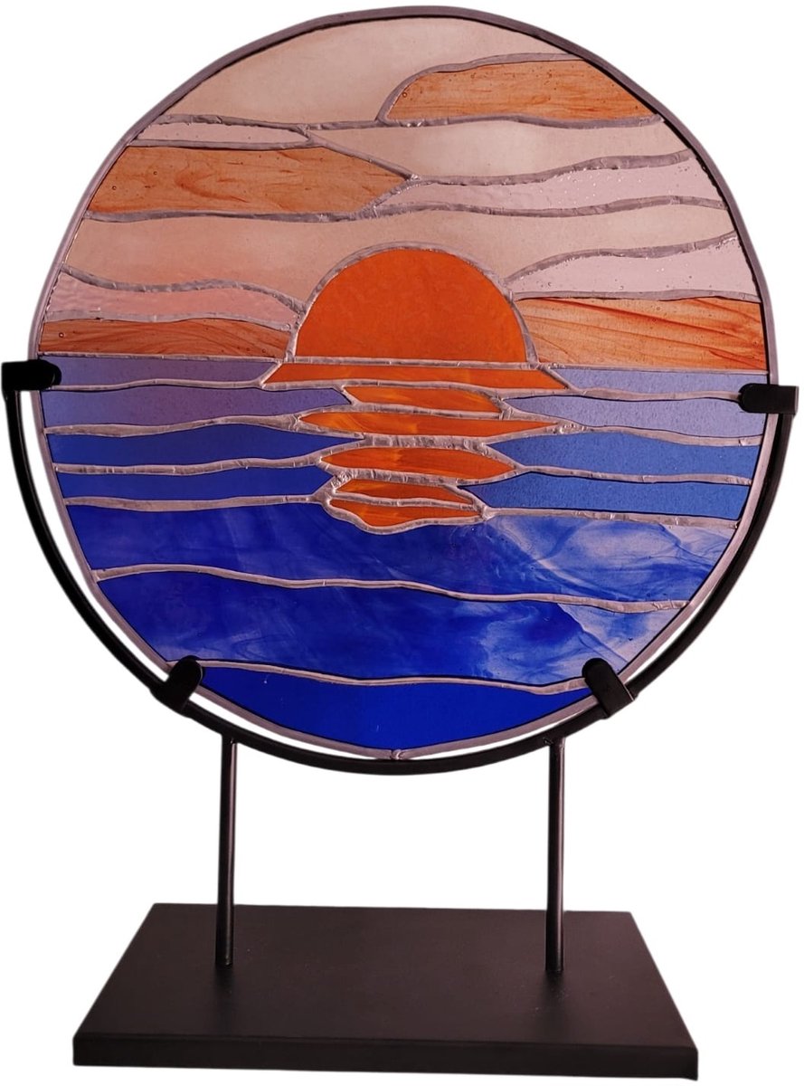 Raamdecoratie tiffany glas in standaard - zonsondergang - handgemaakt - blauw oranje creme zwart -12x31x39 cm