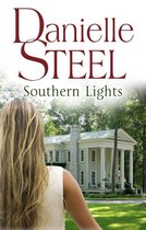 Boekcover: Danielle Steel - Southern Lights. Achterkant van een blonde vrouw gericht op een wit landhuis met zuilen.