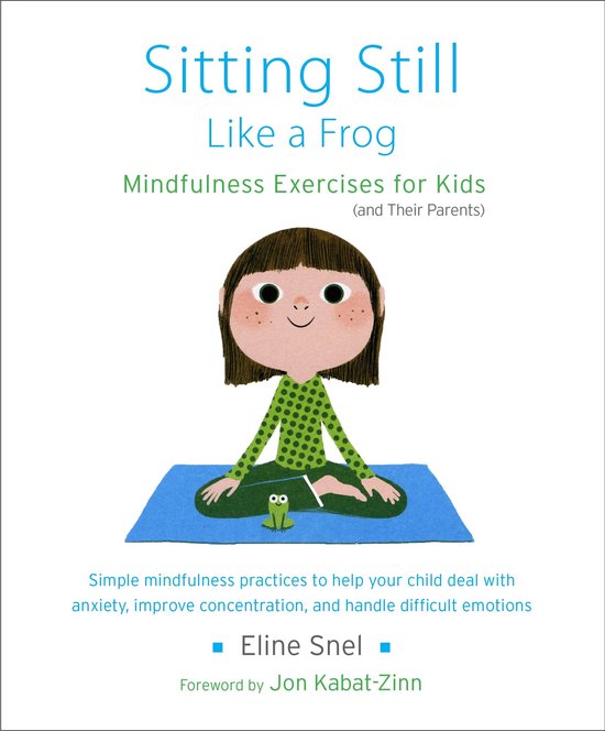 Boek "Sitting Still Like a Frog" met een illustratie van een meisje in kleermakerszit op een yogamat met een kikker ernaast.