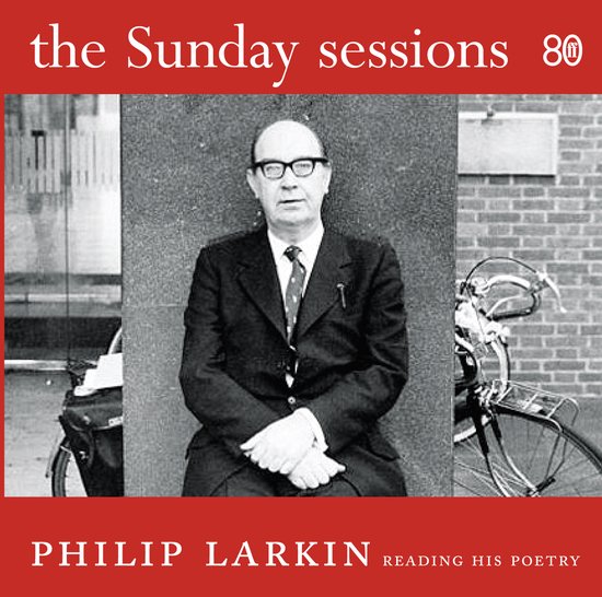 Philip Larkin en costume cravate, assis devant un mur, avec des vélos de chaque côté. Texte : 'the Sunday sessions 80 PHILIP LARKIN READING HIS POETRY'.