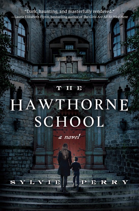 Boek kaft van "The Hawthorne School" met op de voorgrond twee personen die naar een groot, oud kasteel lopen.