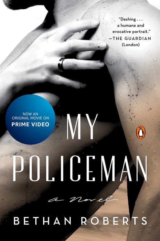 Boekomslag van 'My Policeman', met een close-up van een persoon met een ring om de vinger. "Now an original movie on Prime Video."