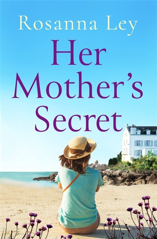 Une femme au chapeau de paille assise sur la plage, regardant la mer. Le titre 'Her Mother's Secret' est en lettres violettes.