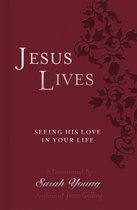 Boekhoes van "Jesus Lives" in donkerrood met sierlijke ornamenten. Tekst: "Jesus Lives", "Seeing His Love In Your Life", "A Devotional By Sarah Young".