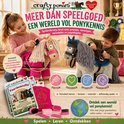 Jongen en meisje spelen met Crafty Ponies. Roze pony met borstel, grijze pony met zadel. Tekst: Meer dan speelgoed een wereld vol ponykennis.