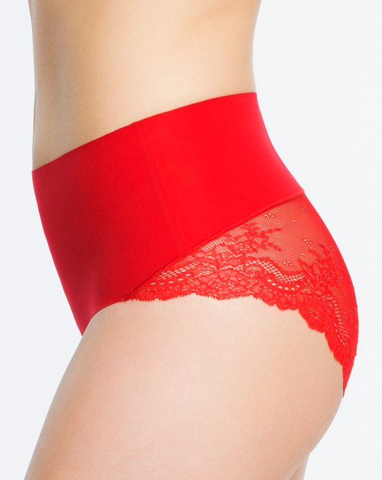 Rode hipster broek met kanten details aan de zijkanten en onderkant, op een model.
