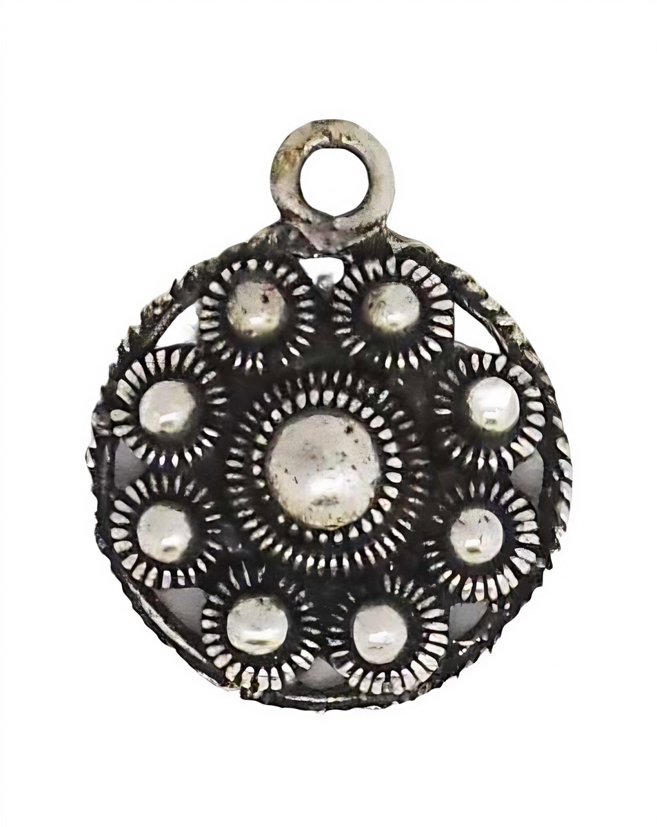 Zeeuws Meisje - Zeeuwse knoop omring door kleine Zeeuwse knoopjes Hanger