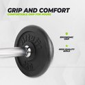 Close-up van een gietijzeren dumbbell met een ergonomische grip.