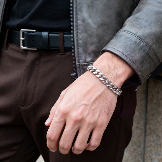 Een 10 mm zilverkleurige schakelarmband gedragen door een man aan zijn pols.