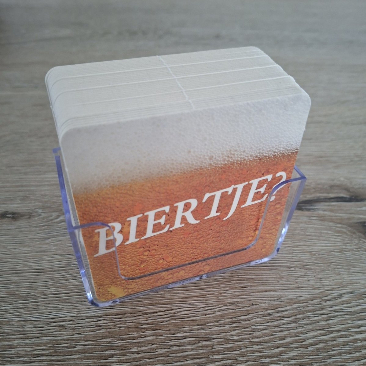 Bierviltjes houder plexiglas vierkant. Incl. 30 "BIERTJE "viltjes.