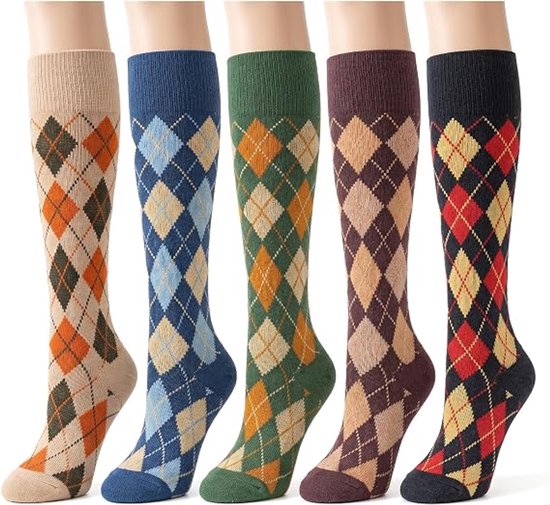 Vijf paar kniekousen in argyle-patroon: beige, blauw, groen, bordeauxrood en zwart.