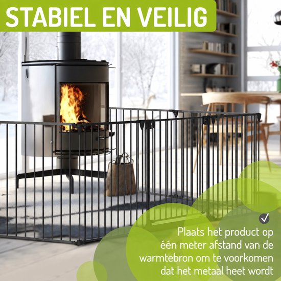 Zwart metalen hekwerk rondom een brandende kachel in een woonkamer met winterse sfeer. Tekst: 'STABIEL EN VEILIG'.