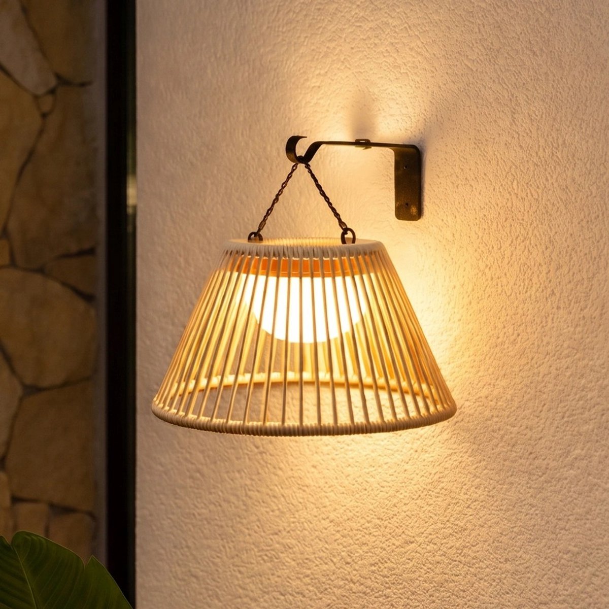 Solar wandlamp buiten 'Maris' - Oplaadbaar via USB C - Warm wit licht (2700K) - IP44 - Met Afstandsbediening - Rotan look - Tuinverlichting op zonne-energie