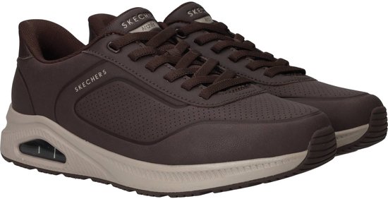Donkerbruine Skechers sneakers met beige zool, veters en perforaties.