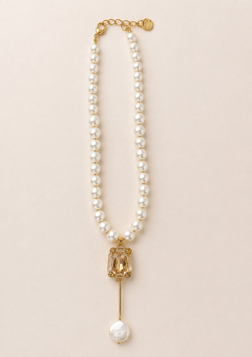 Parelketting Dames – Goudkleurige Ketting met Kristallen Hanger en Parel – Statement Sieraad