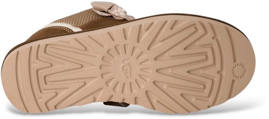 Bruine sneakerzool met UGG-logo in een cirkel.