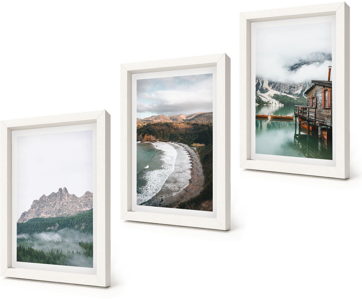 Coloray 3-Delige Schilderij Set - Berglandschap met een strand en een houten huis - 20x30 - Muurdecoratie - Schilderijen Set - Woonkamer - Wanddecoratie