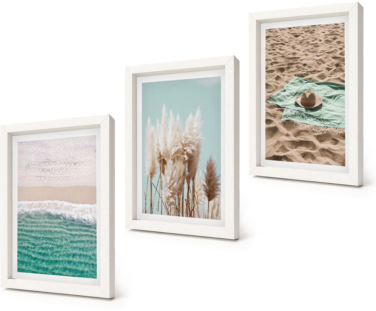 Coloray 3-Delige Schilderij Set - Strandgolven Gras Hoed Zand Ontspanning Natuur - 20x30 - Stijlvolle Muurdecoratie - Slaapkamer
