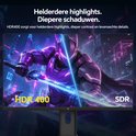 Monitor met HDR400, toont een futuristische krijger met een gloeiend zwaard tegen een stad in de schemering.