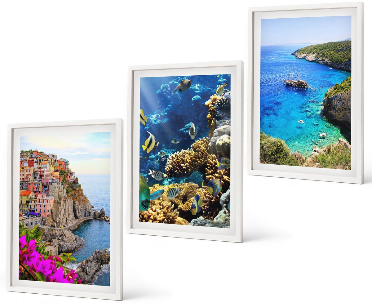 Coloray 3-Delige Schilderij Set - Uitzicht Op Zee Met Kleurrijke Huizen En Een Koraalrif. - 40 x 60 - Decoratieve Muurdecoratie - Slaapkamer Witte lijst